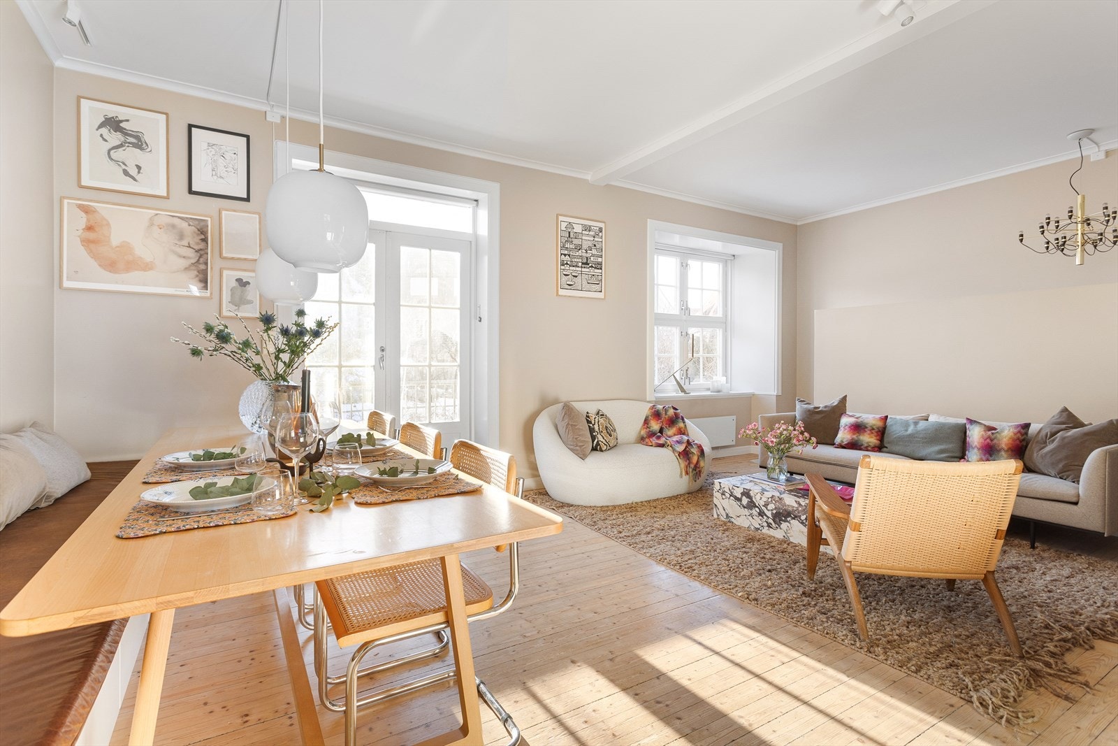 Stuen oppleves svært lys og luftig med store, klassiske vinduer som slipper inn rikelig med naturlig sollys. Galleribilde
