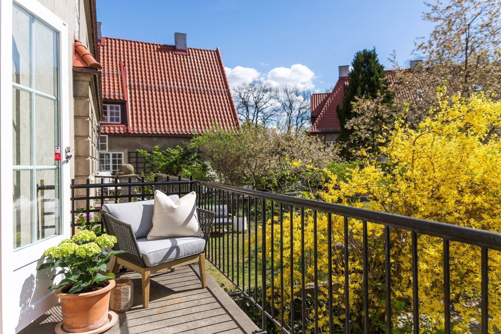 Balkongen har plass til enklere utemøblement, og er et hyggelig sted nyte morgenkaffen. Galleribilde
