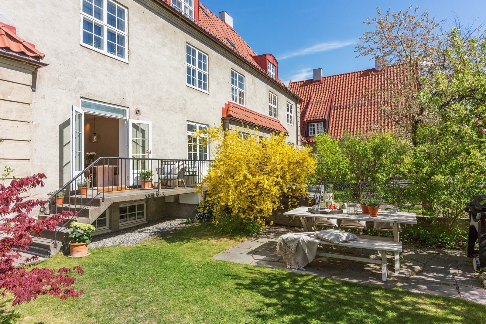 De ulike sonene i hageparsellen gjør at det er plass til flere ulike sittegrupper. Galleribilde