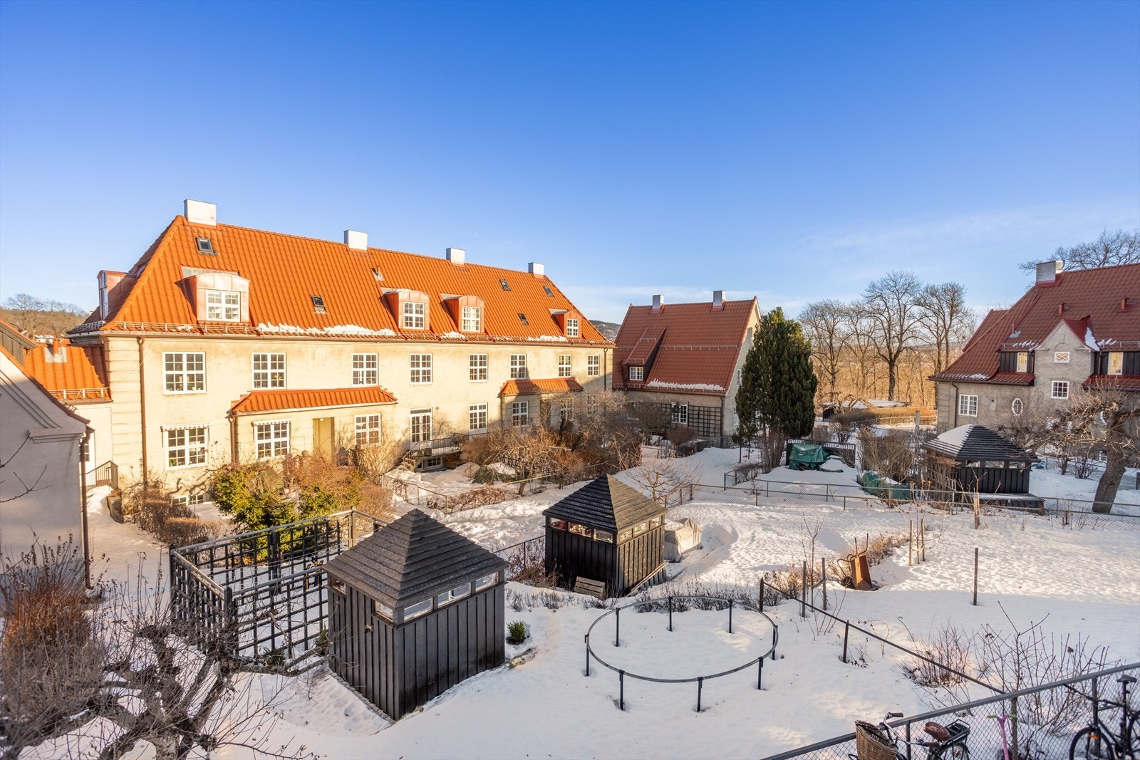 Hagene er inngjerdet, og plassen mellom parsellene kan brukes til glede for alle beboerne. Galleribilde