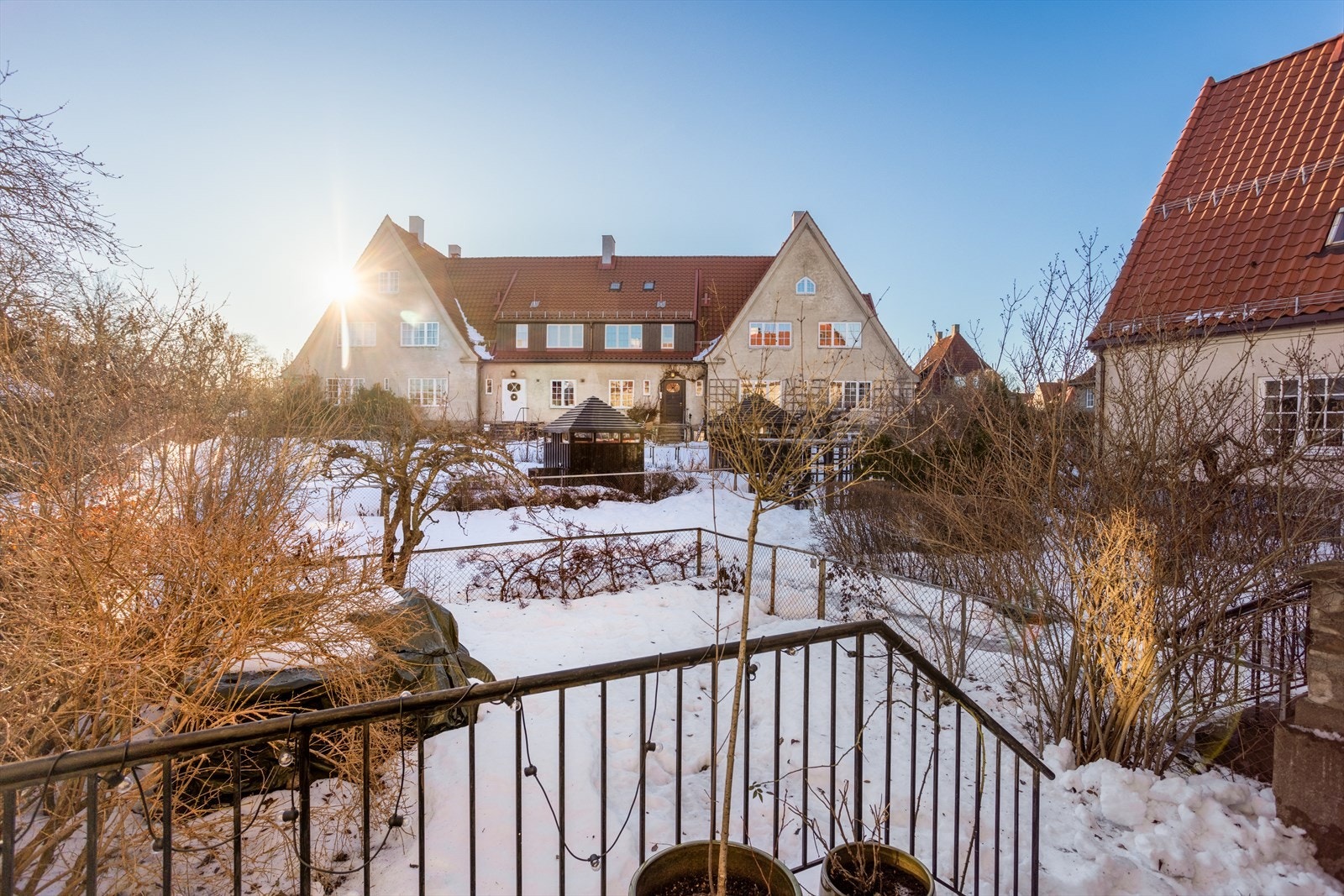 En attraktiv og hyggelig hagebyleilighet med to flotte hageparseller, hvorav den ene har direkte utgang fra stuen. Galleribilde