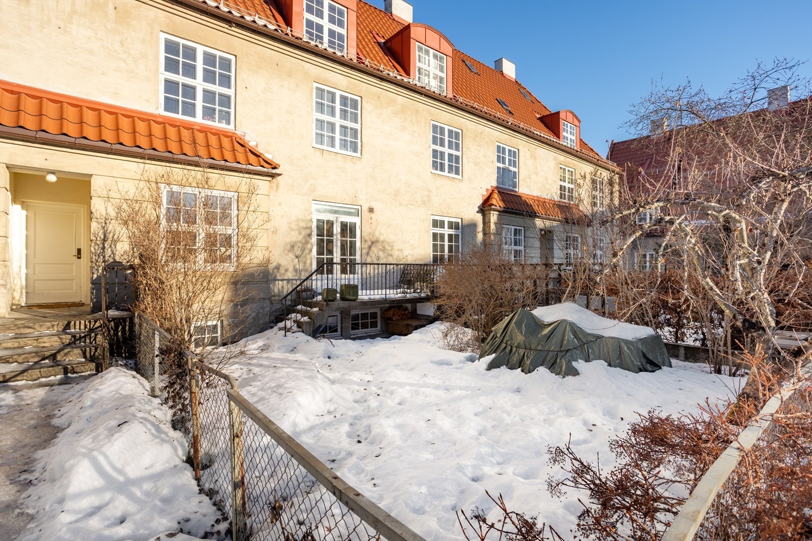 Hagen utgjør en skjermet og nydelig oase som vil være til stor glede for hele familien både sommer og vinter. Galleribilde