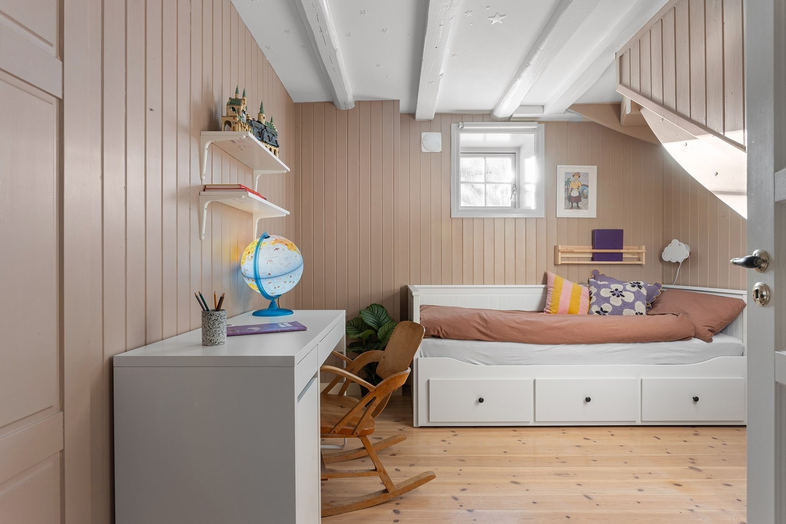 Rommet fungerer ypperlig som barnerom, kontor, gjesterom eller det man måtte ha behov for. Galleribilde