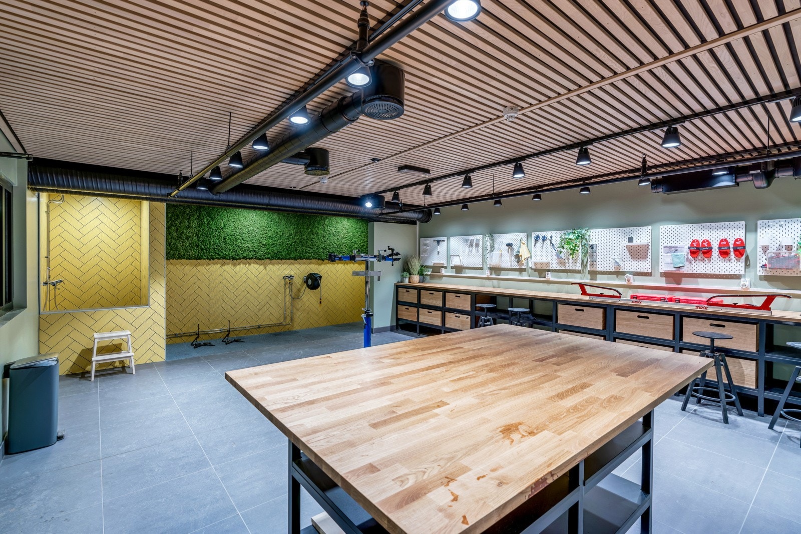 I tilknytning til sykkelrommet finner man praktisk hobbyrom/verksted/smørebod Galleribilde