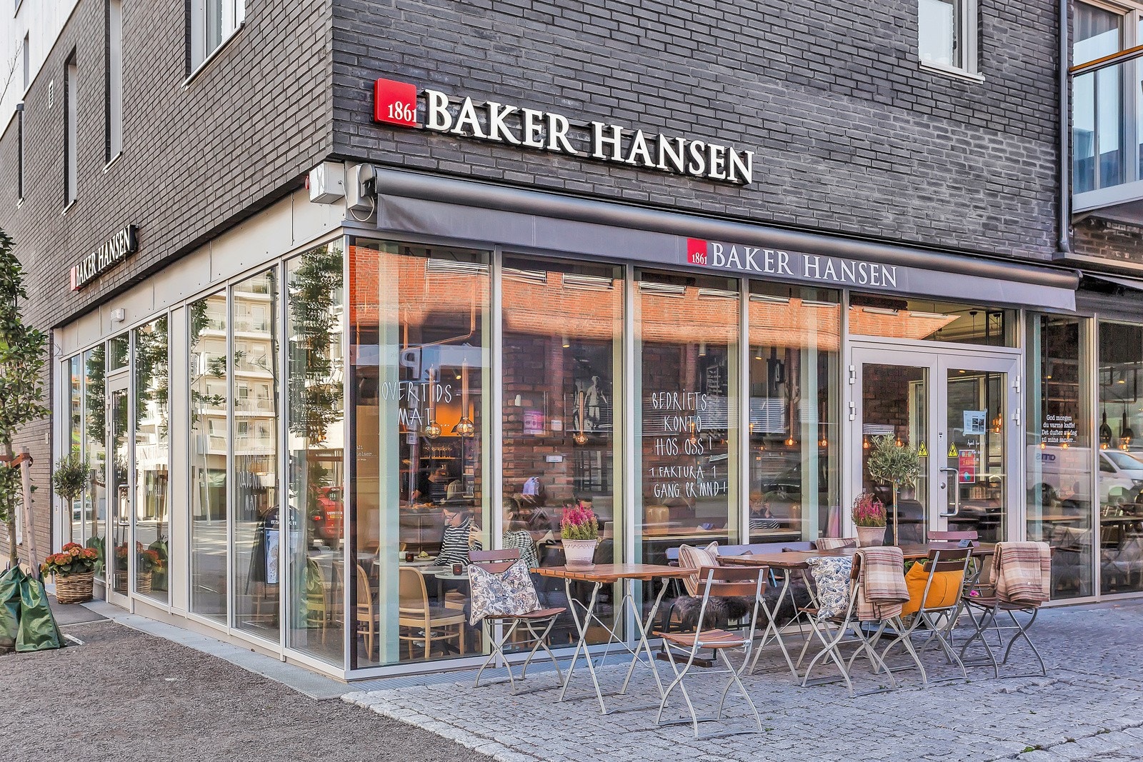 Flere caféer og spisesteder i nærområdet Galleribilde