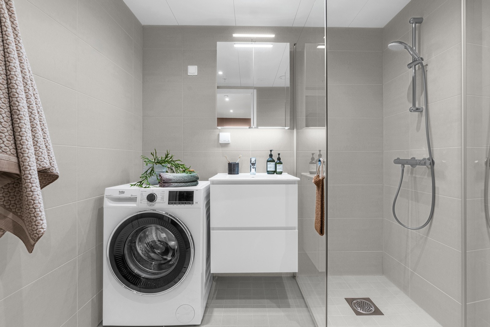 Romslig og delikat baderom Galleribilde