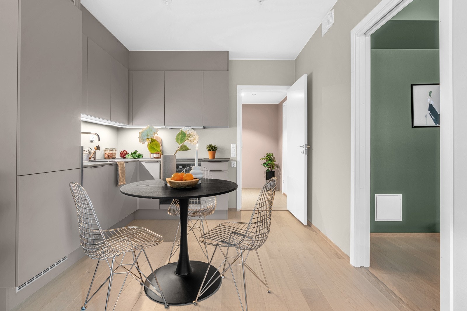 Integrert komfyr med induksjon steketopp, oppvaskmaskin og kjøleskap med frysedel Galleribilde