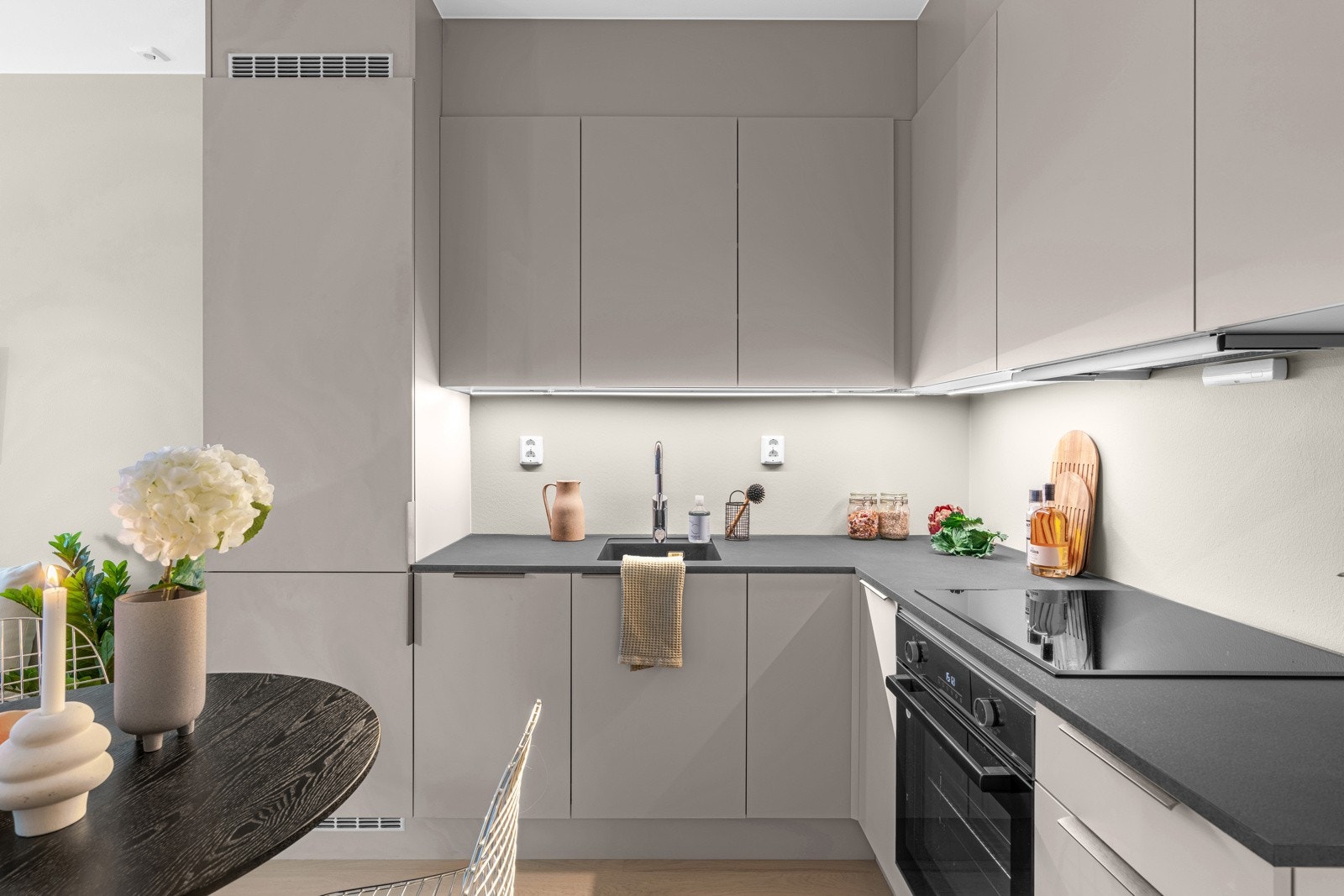 Kjøkkenet har en stilfull og moderne innredning fra HTH Galleribilde