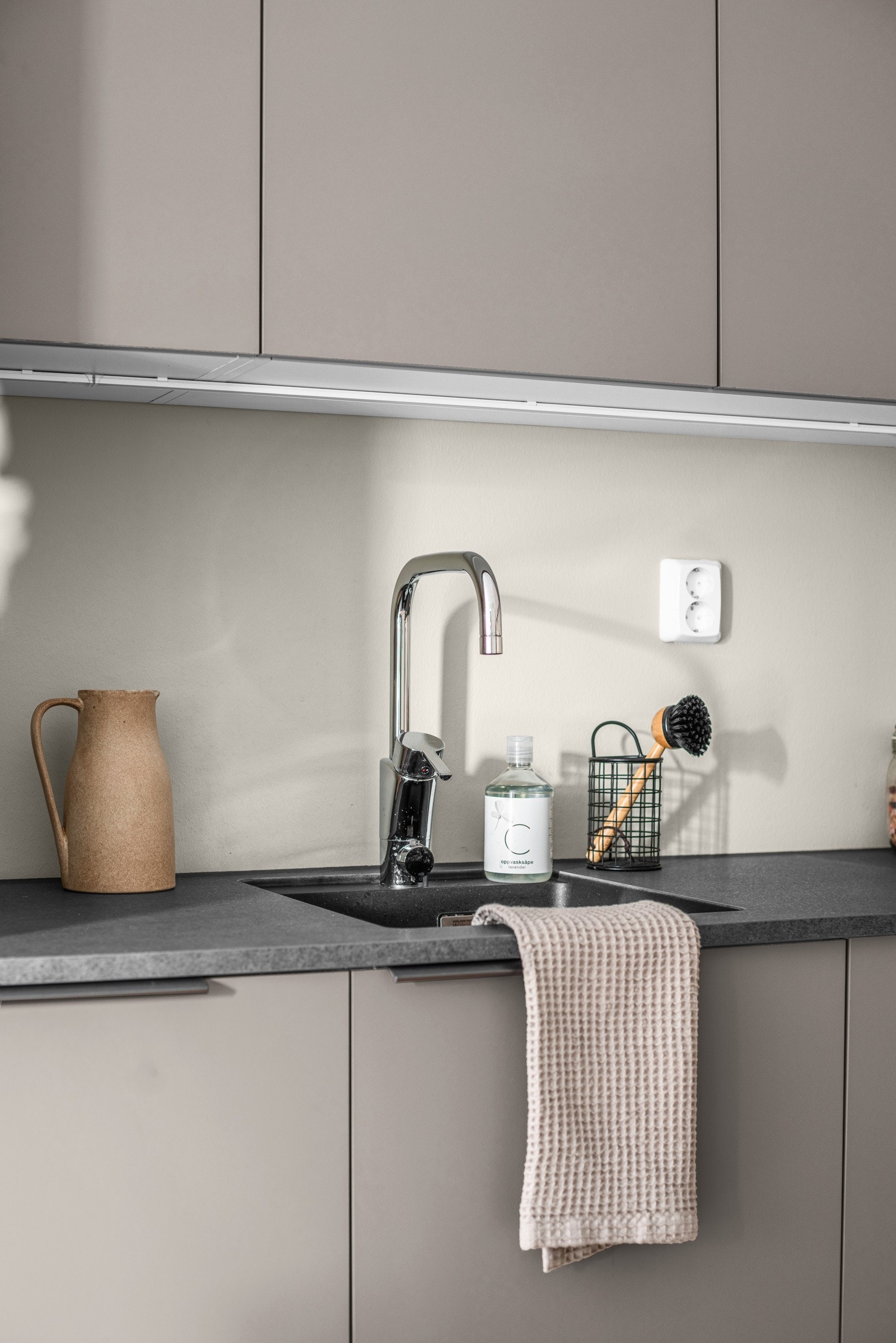 Det er montert komfyrvakt over steketoppen og lekkasjestopper i kjøkkenbenken Galleribilde