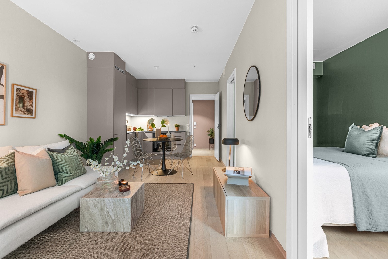 Lys enstavsparkett i alle oppholdsrom og veggene er malt i tidsriktige farger Galleribilde