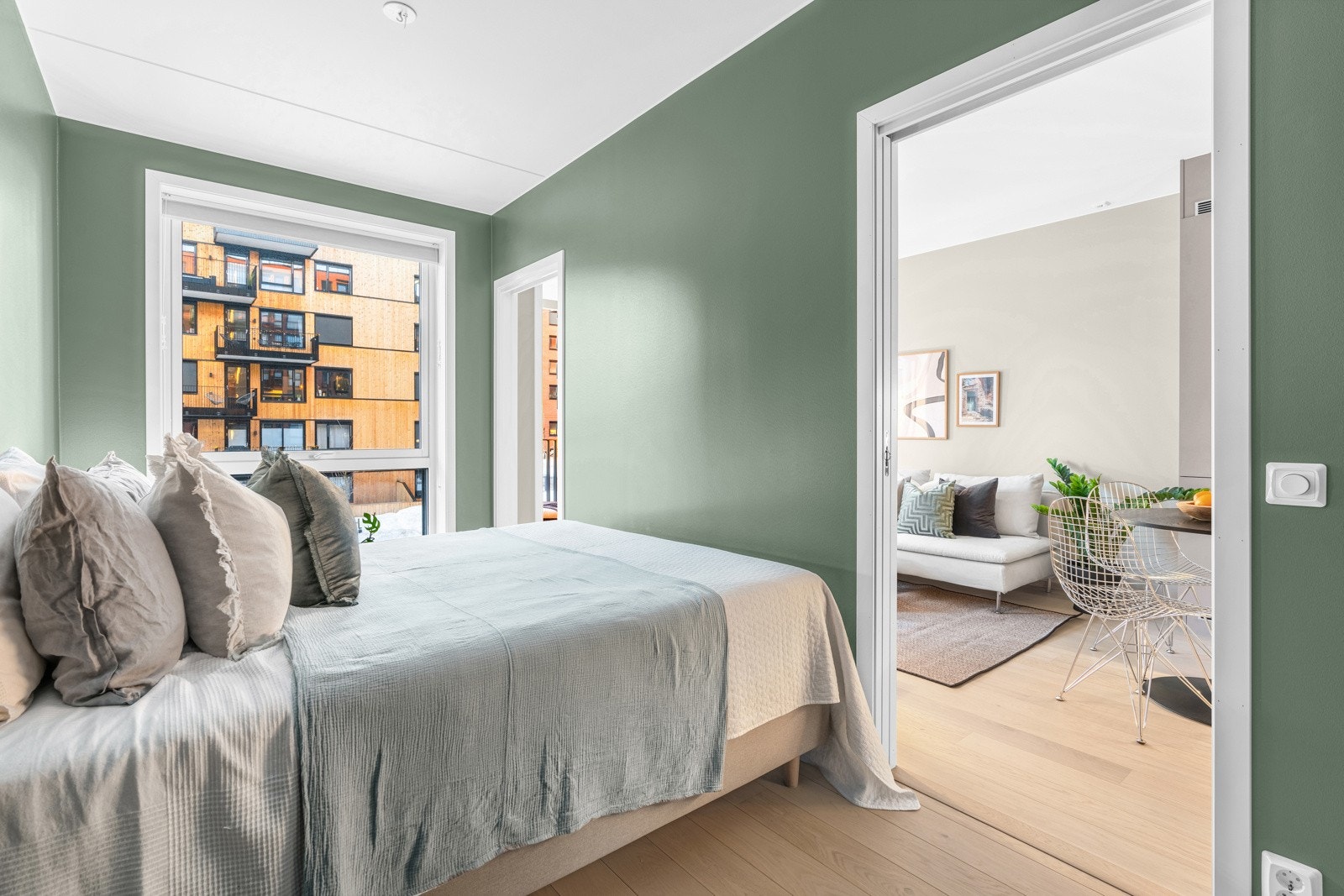 Adgang til soverommet på hver sin side av sengen Galleribilde