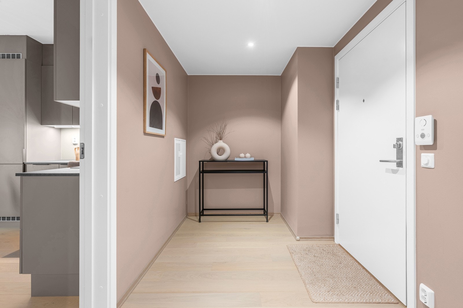 Praktisk og innbydende entré - God plass til skyvedørsgarderobe Galleribilde