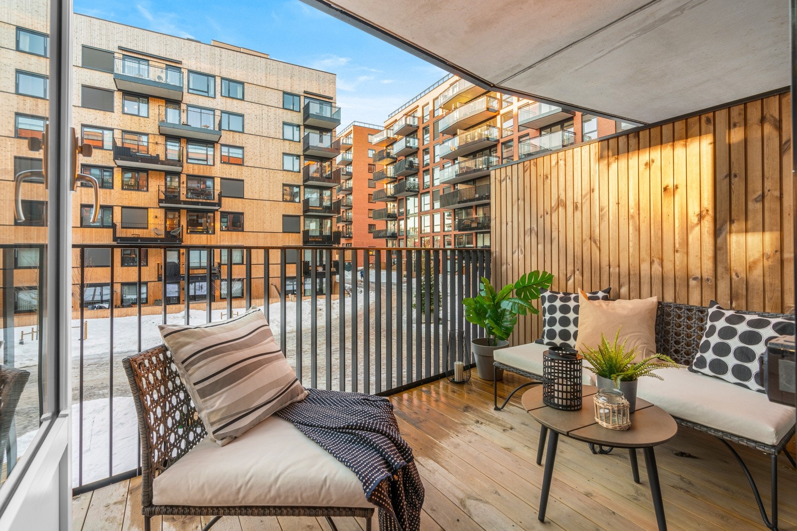 Herfra er det utsyn mot en skjermet og bilfri bakgård Galleribilde