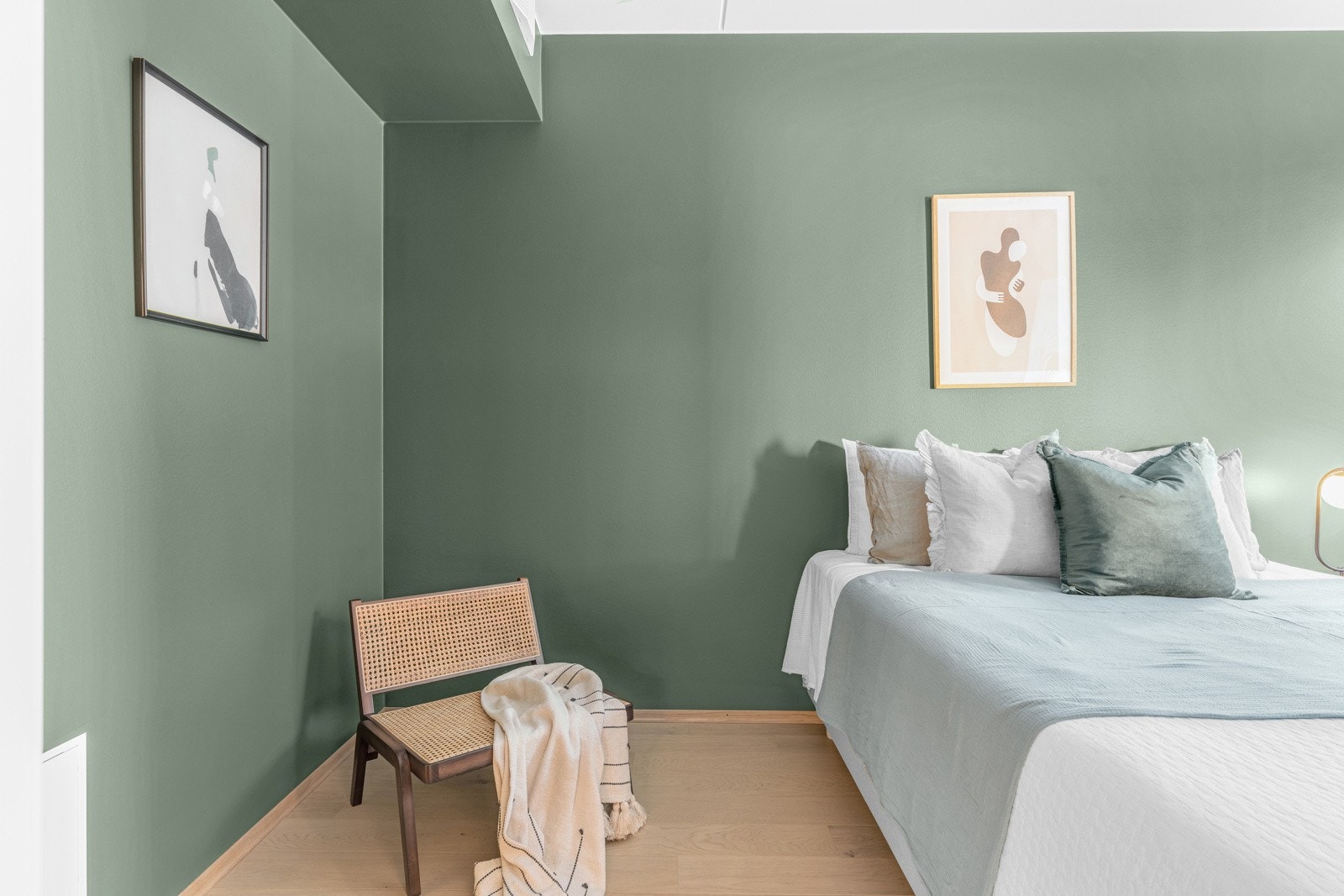 Lyst og luftig soverom. Soverommet har god plass til stor skyvedørsgarderobe hvis ønskelig Galleribilde