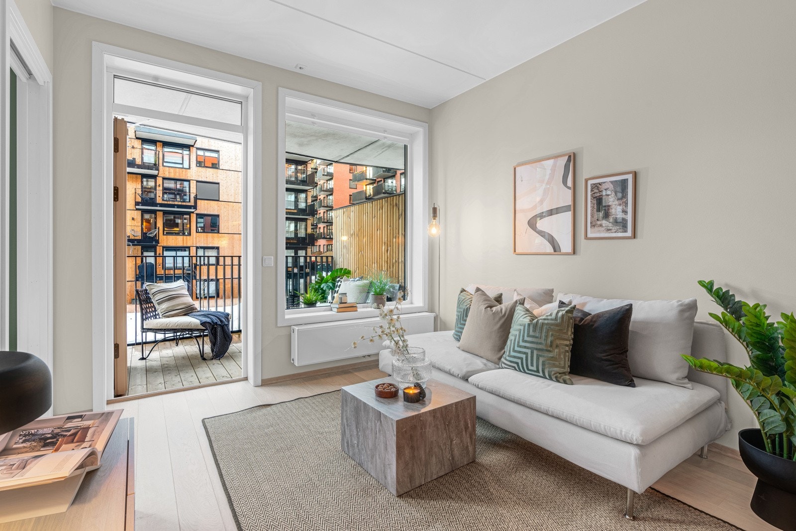 Store vindusflater slipper inn godt med naturlig lys. Det er montert plissegardiner som skjermer godt Galleribilde