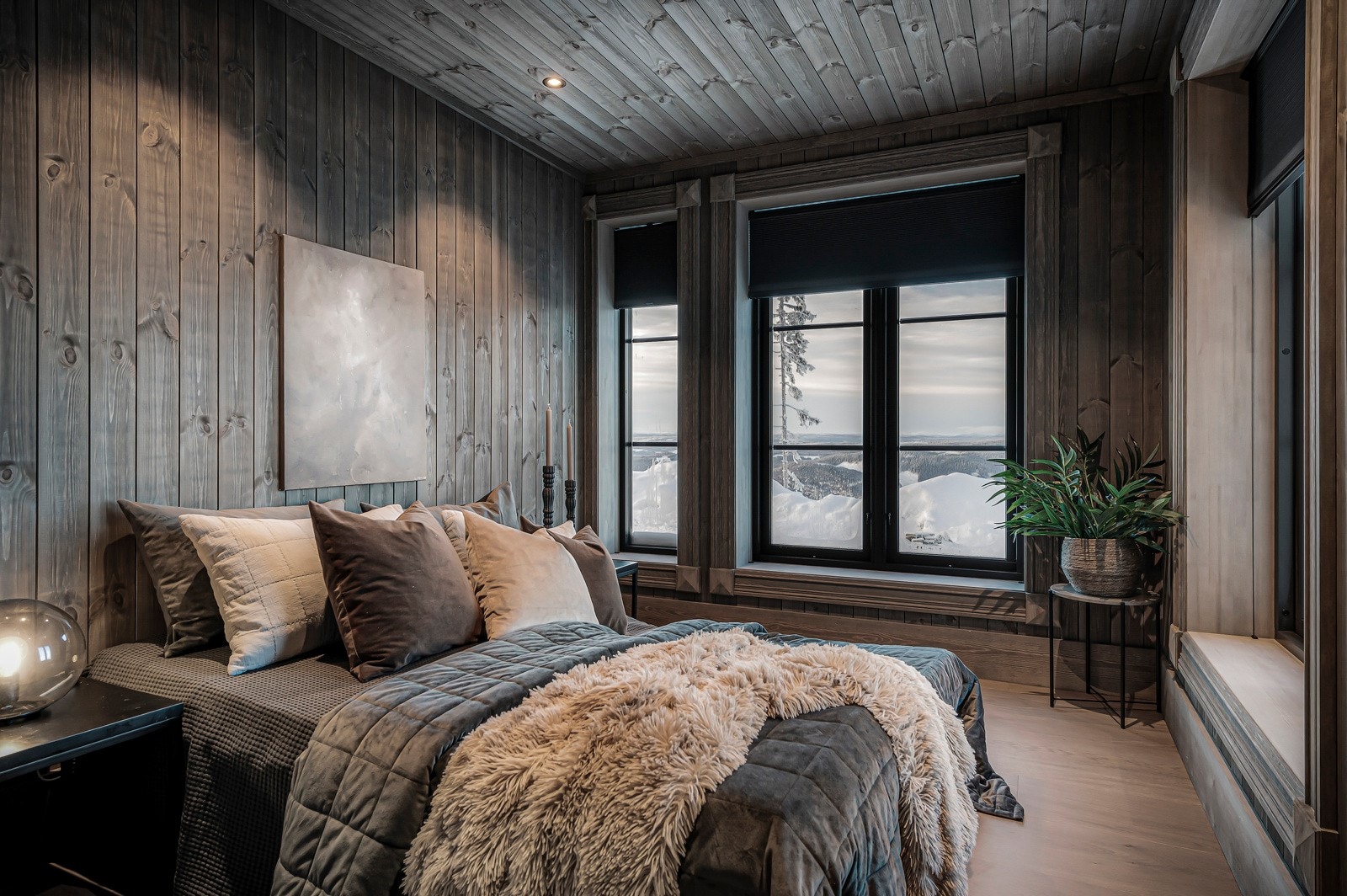 Et av de romslige soverommene med plass til dobbelseng Galleribilde