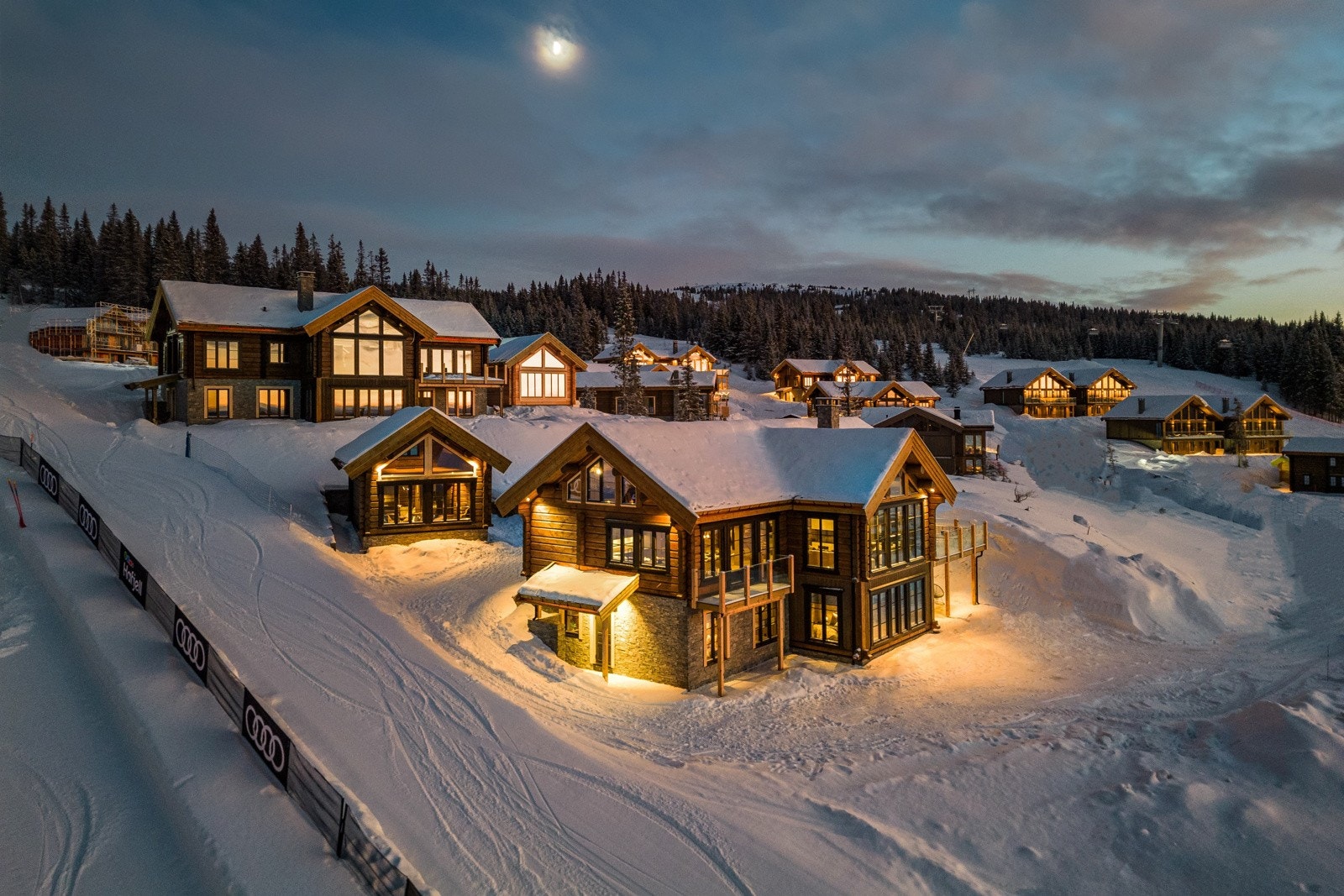 Helt rå beliggenhet helt inntil bakken! Galleribilde