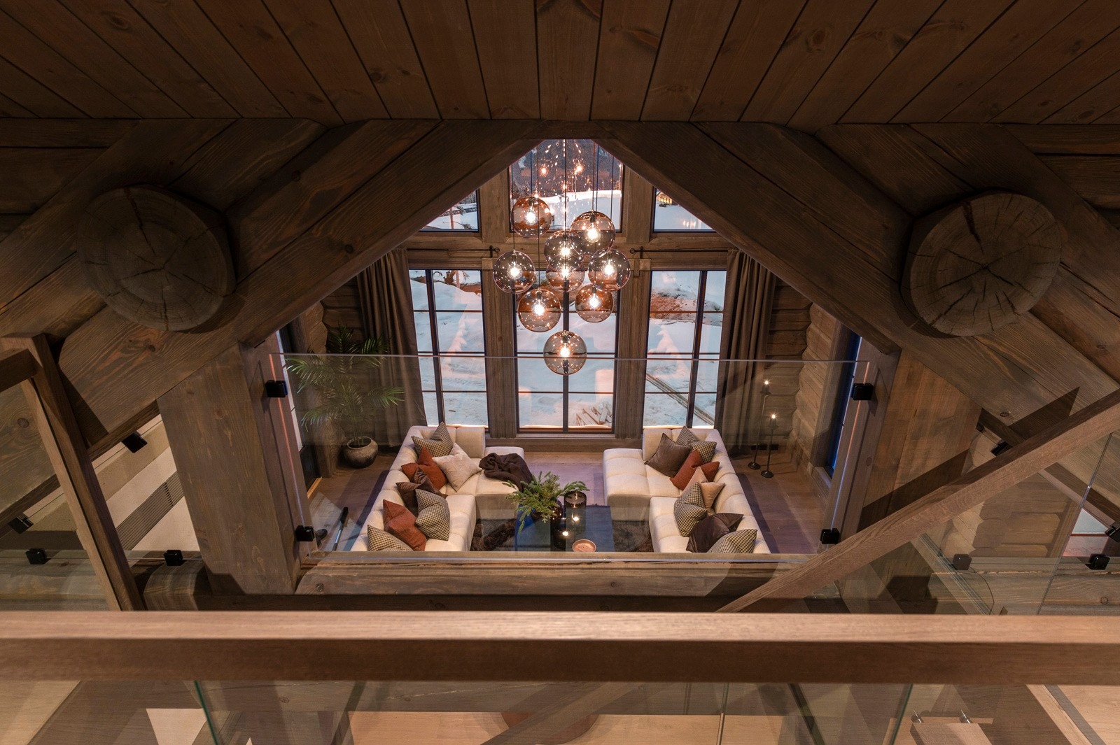 Her får man virkelig inntrykk av takhøyden i stuen, fra hemsen Galleribilde