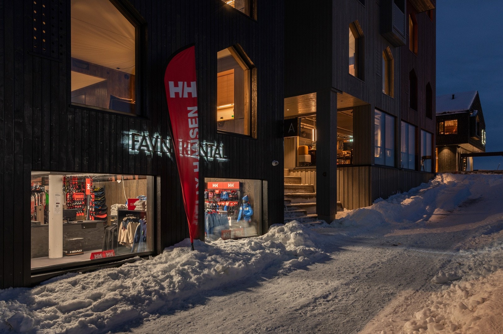 På Favntoppen er det flere fasiliteter som skiutleie, restuarant og kafe Galleribilde