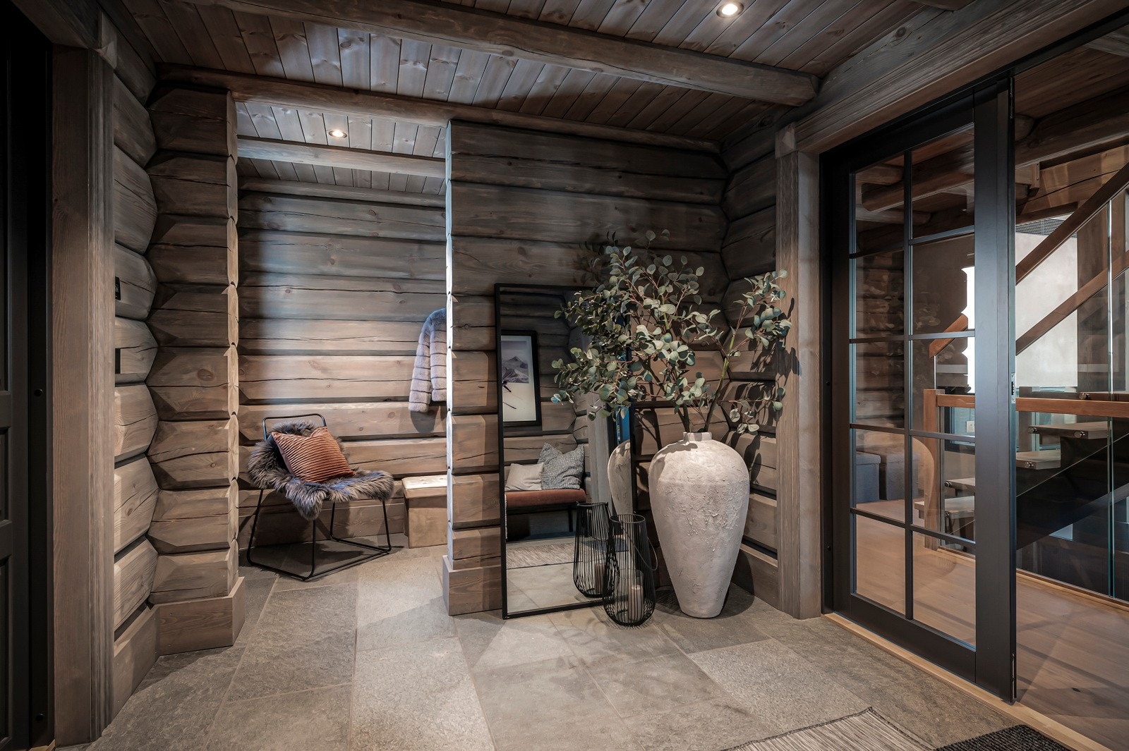 Tilstøtende garderoberom til entrèen Galleribilde