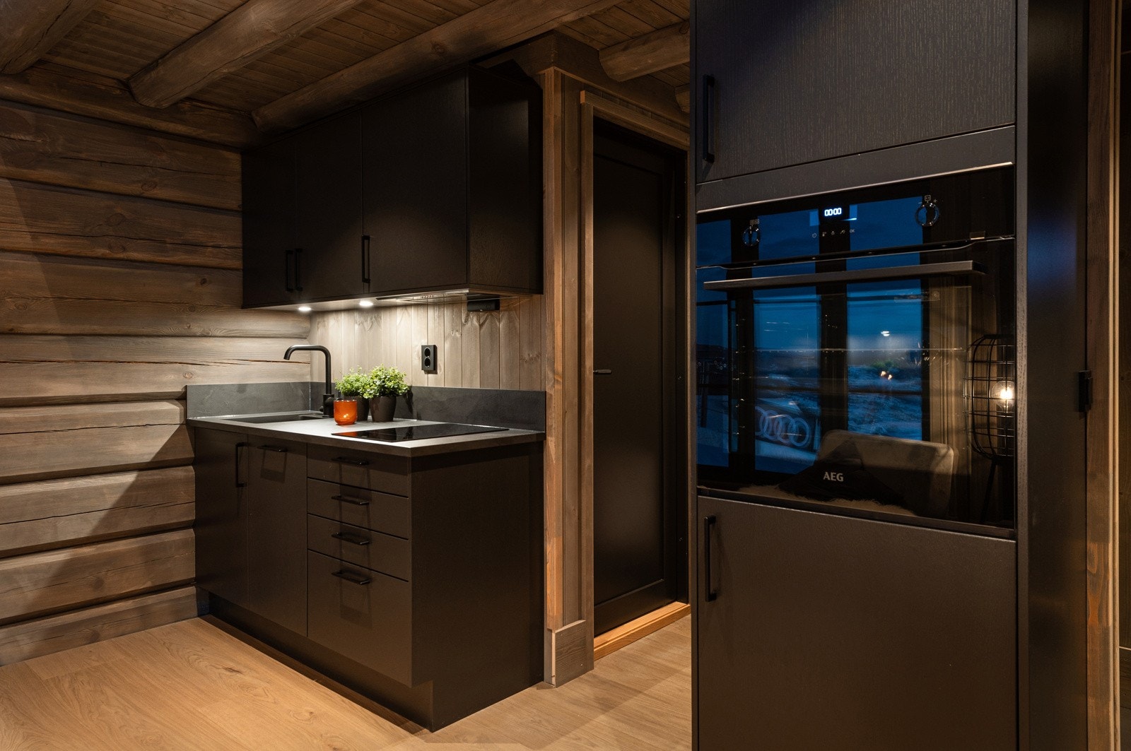 Moderne og stram kjøkkeninnredning Galleribilde