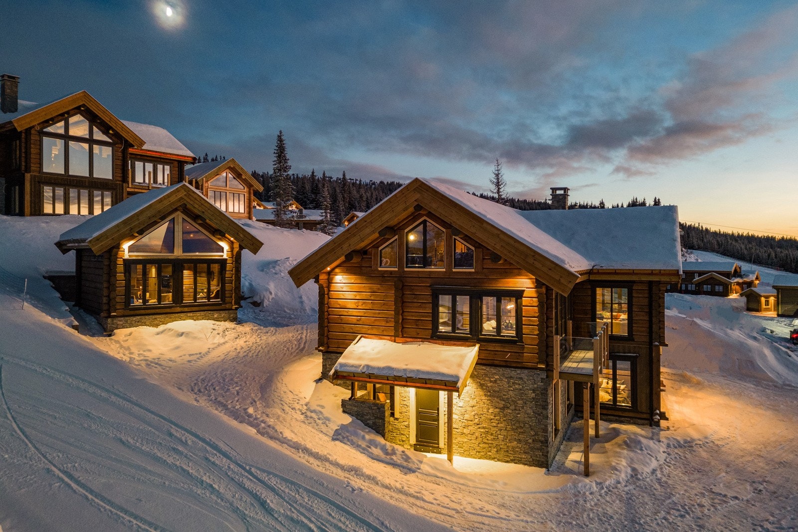 Fra denne siden ser vi den separate inngangen til det vi har kalt ungdomsdelen i underetasjen. Galleribilde