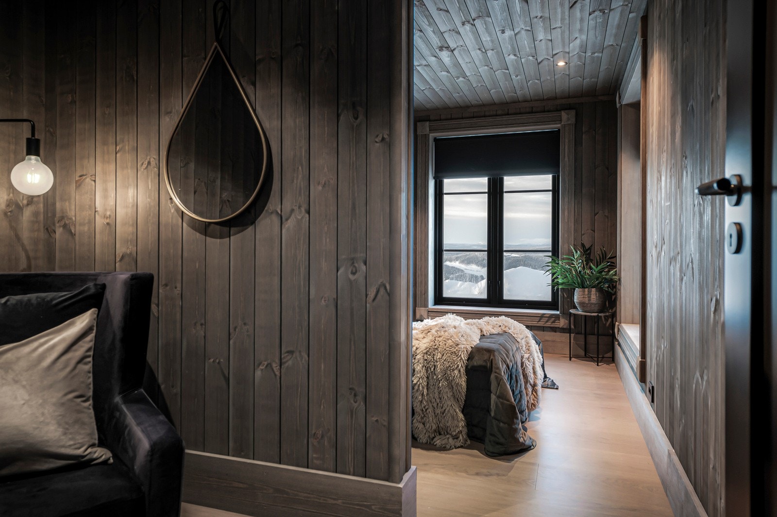 Romslig soverom nr 2 med garderobemuligheter. Galleribilde