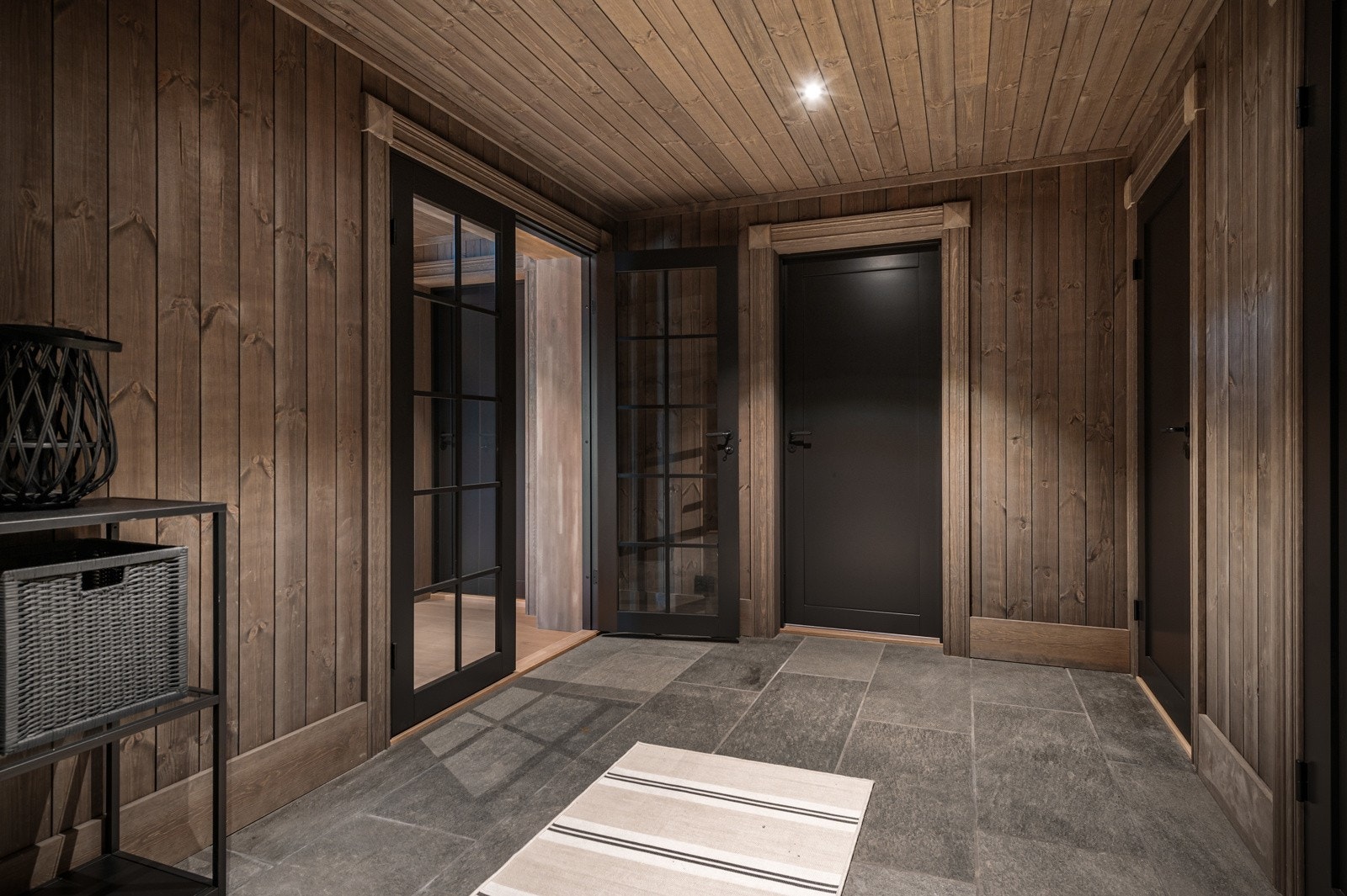 Veldig romslig entre i underetasjen. Enkelt å komme seg inn og ut med skiutstyr Galleribilde