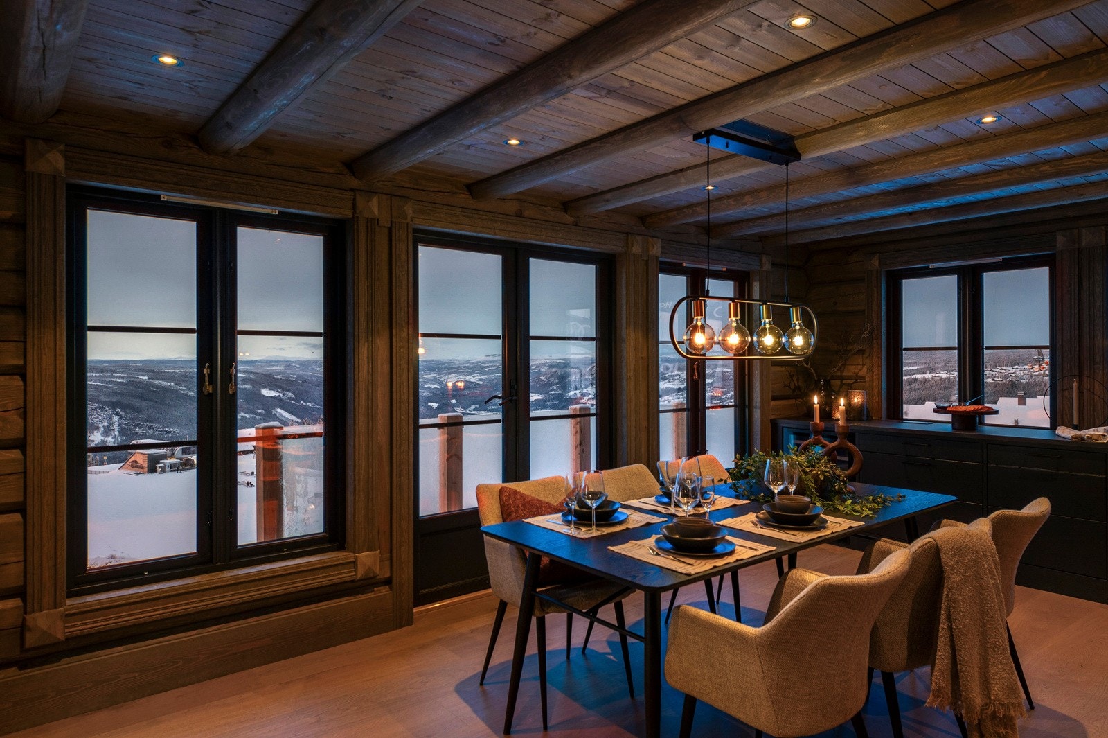 Fra spiseplassen kan man nyte herlig utsikt. Utgang til veranda Galleribilde