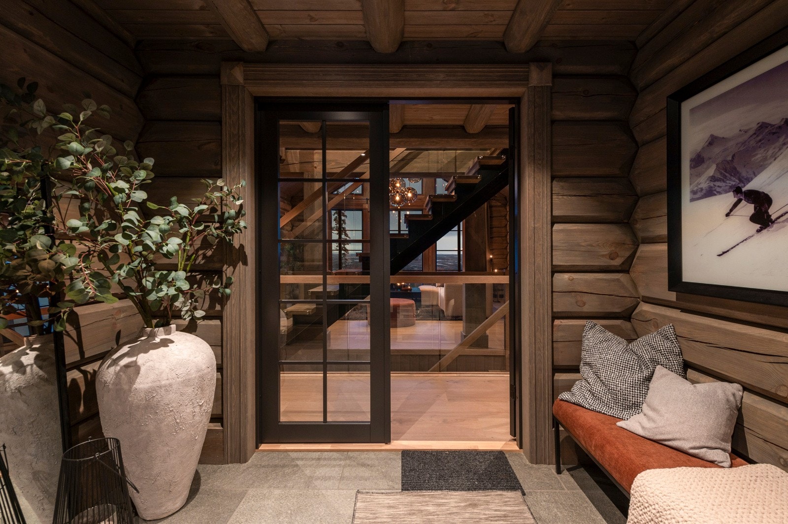 Her kommer man inn i en romslig entrè Galleribilde