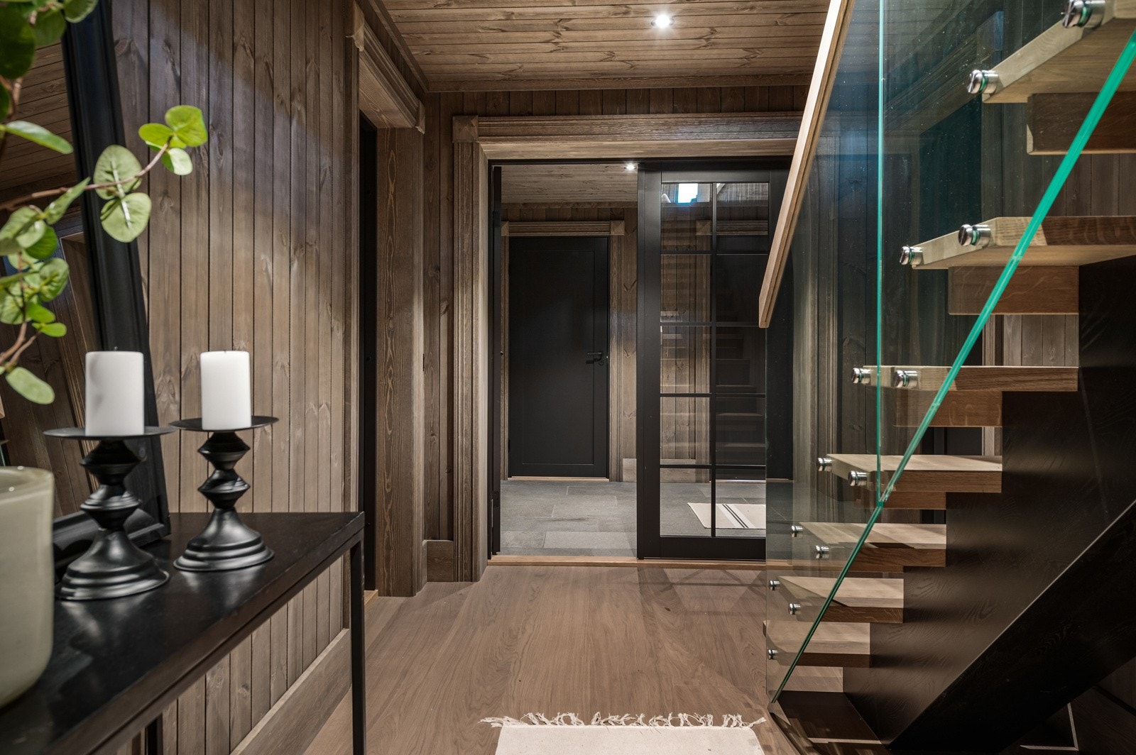 Fra entrèen går man inn til gangen med ekslusiv trapp opp til hovedplanet Galleribilde