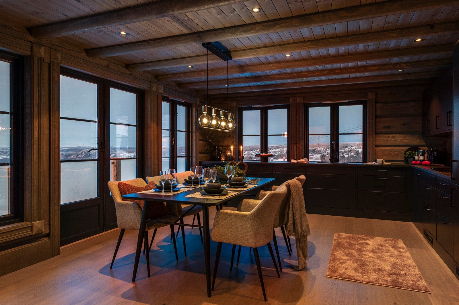 Romslig spiseplass på kjøkkenet Galleribilde