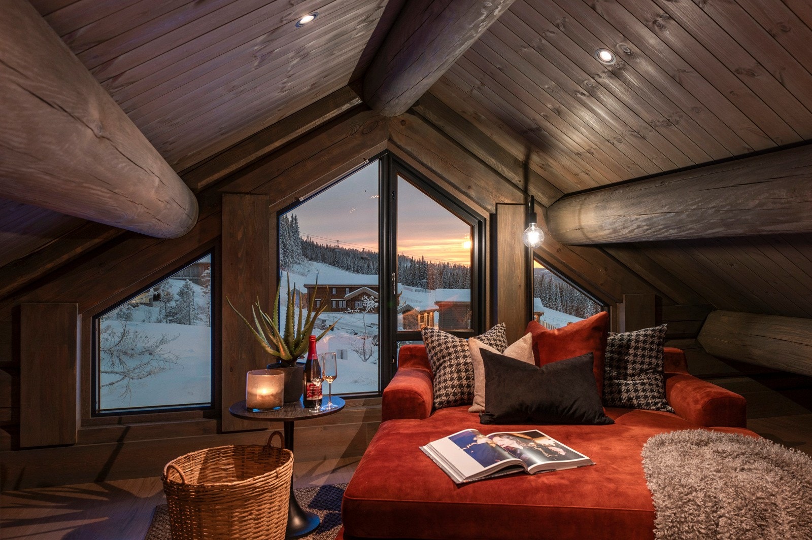 Koselig hems med mye lys fra store vinduer! Galleribilde