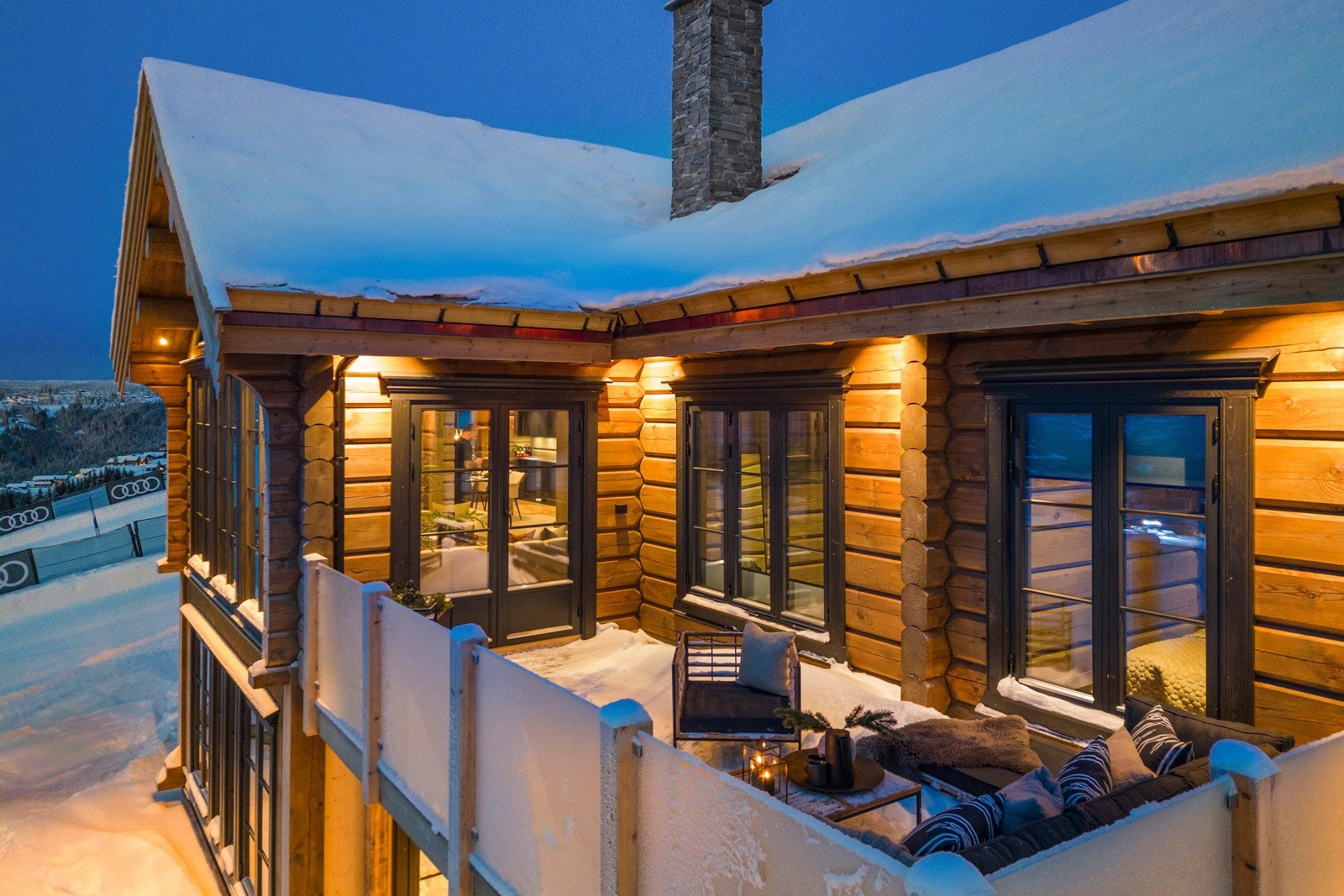 Romslig veranda på sør/vest siden av hytta Galleribilde