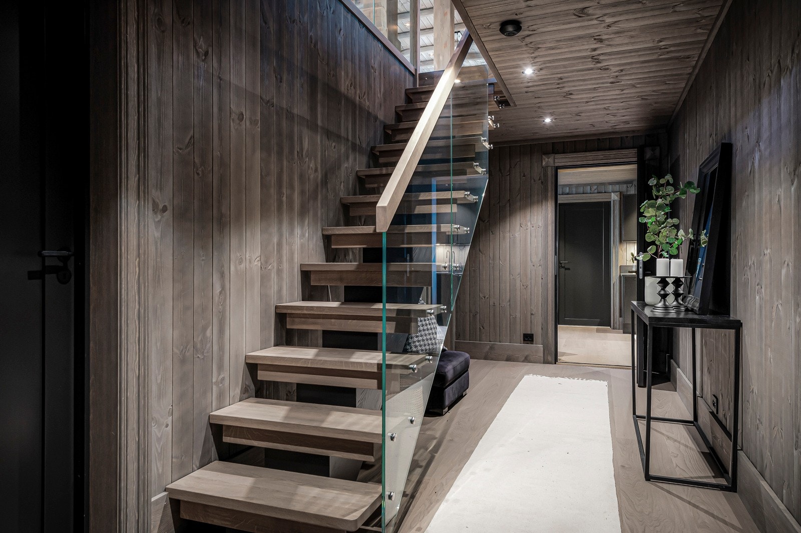 Fra entrèen går man inn til gangen med eksklusiv trapp opp til hovedplanet Galleribilde