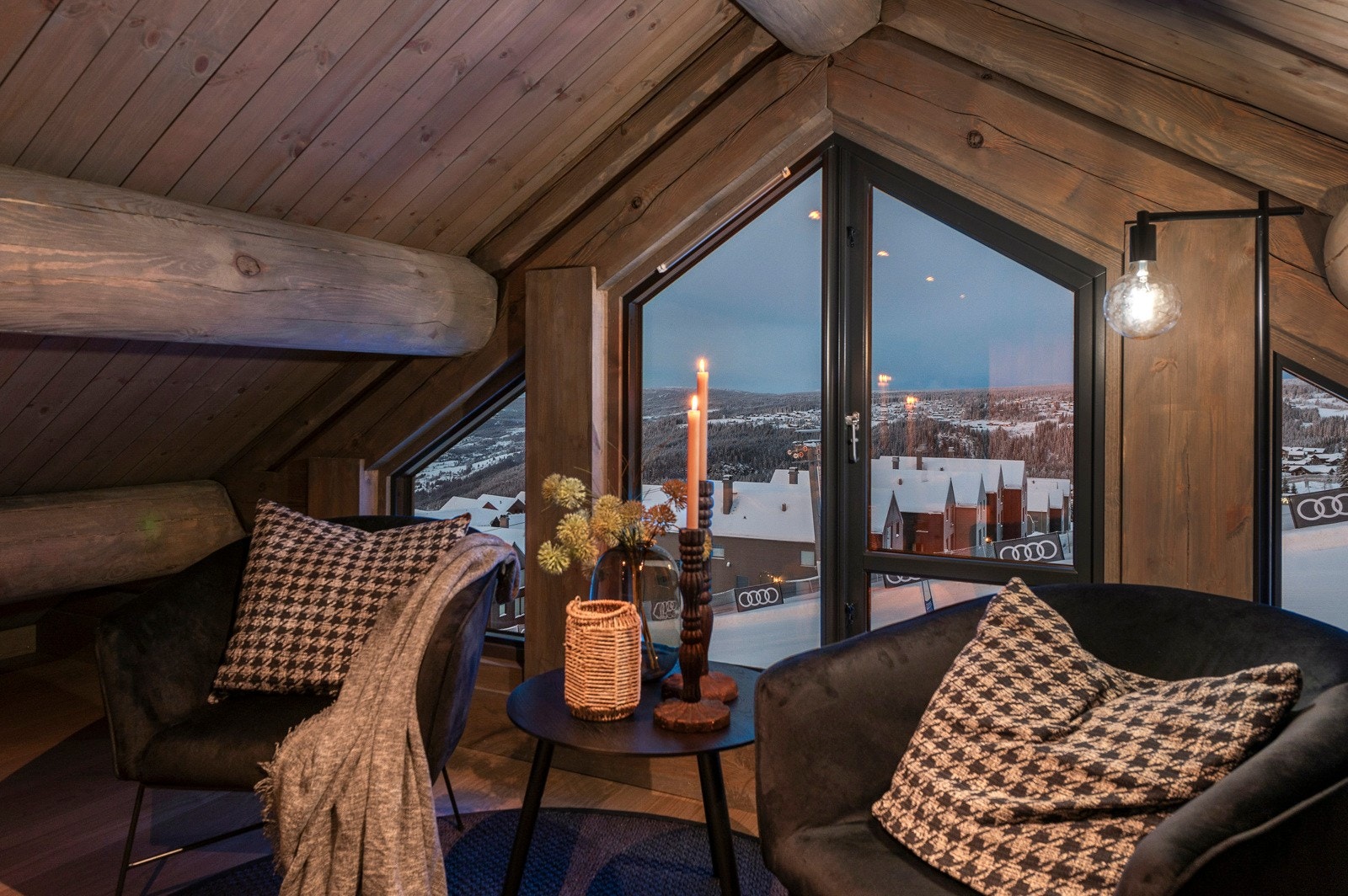 Hems med full takhøyde. Her i nordenden av hytta med utsikt rett mot bakken! Galleribilde