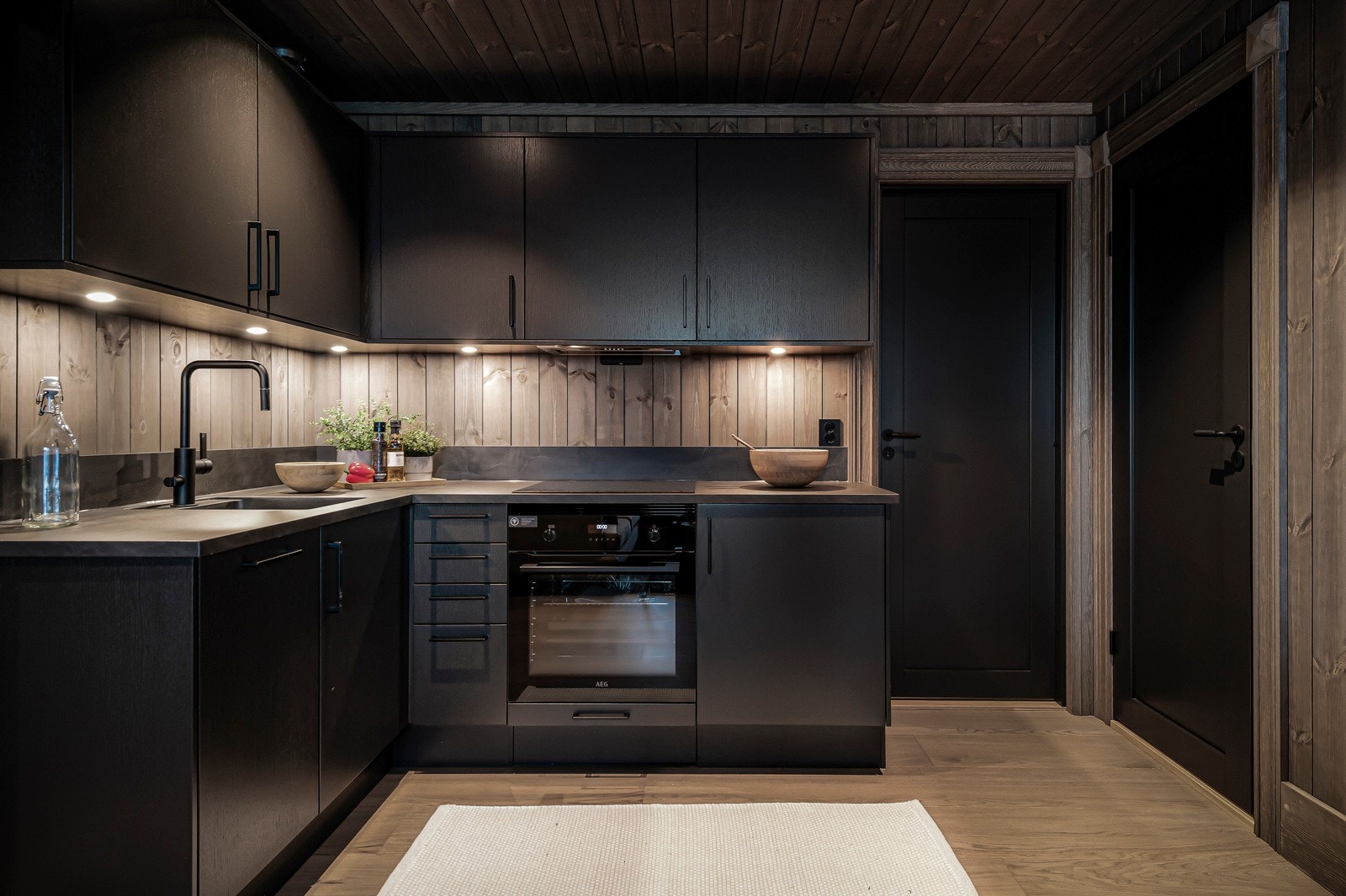 Velutstyrt kjøkken med alle nødvendige hvitevarer Galleribilde