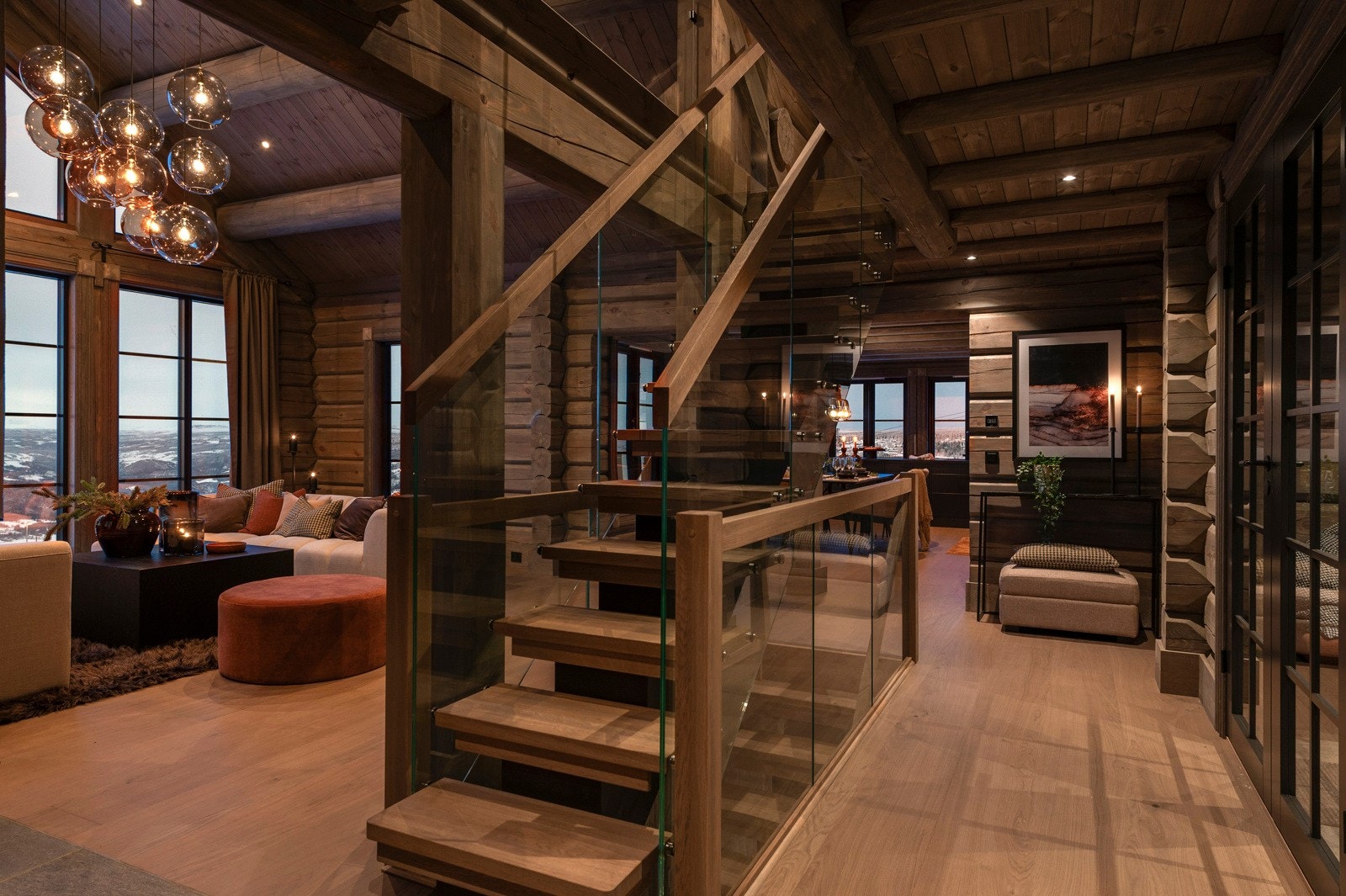 Trappene er et smykke i svært høy kvalitet i eik og glass Galleribilde