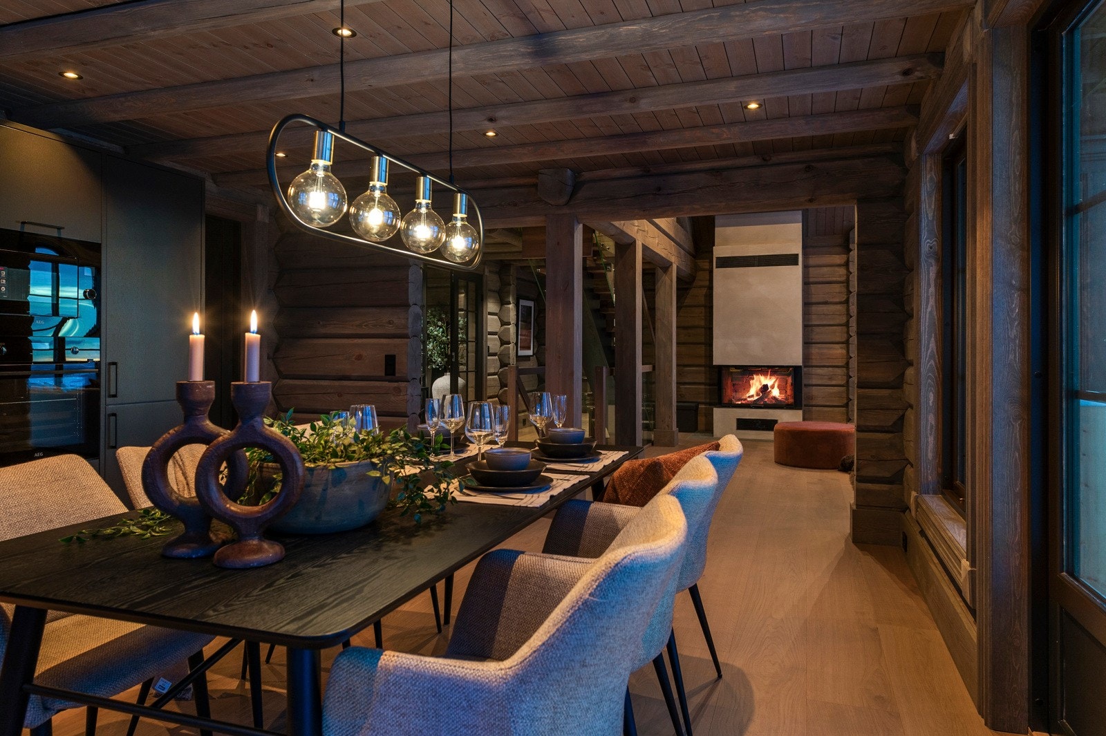 Fin kobling mellom spiseplass og stue Galleribilde