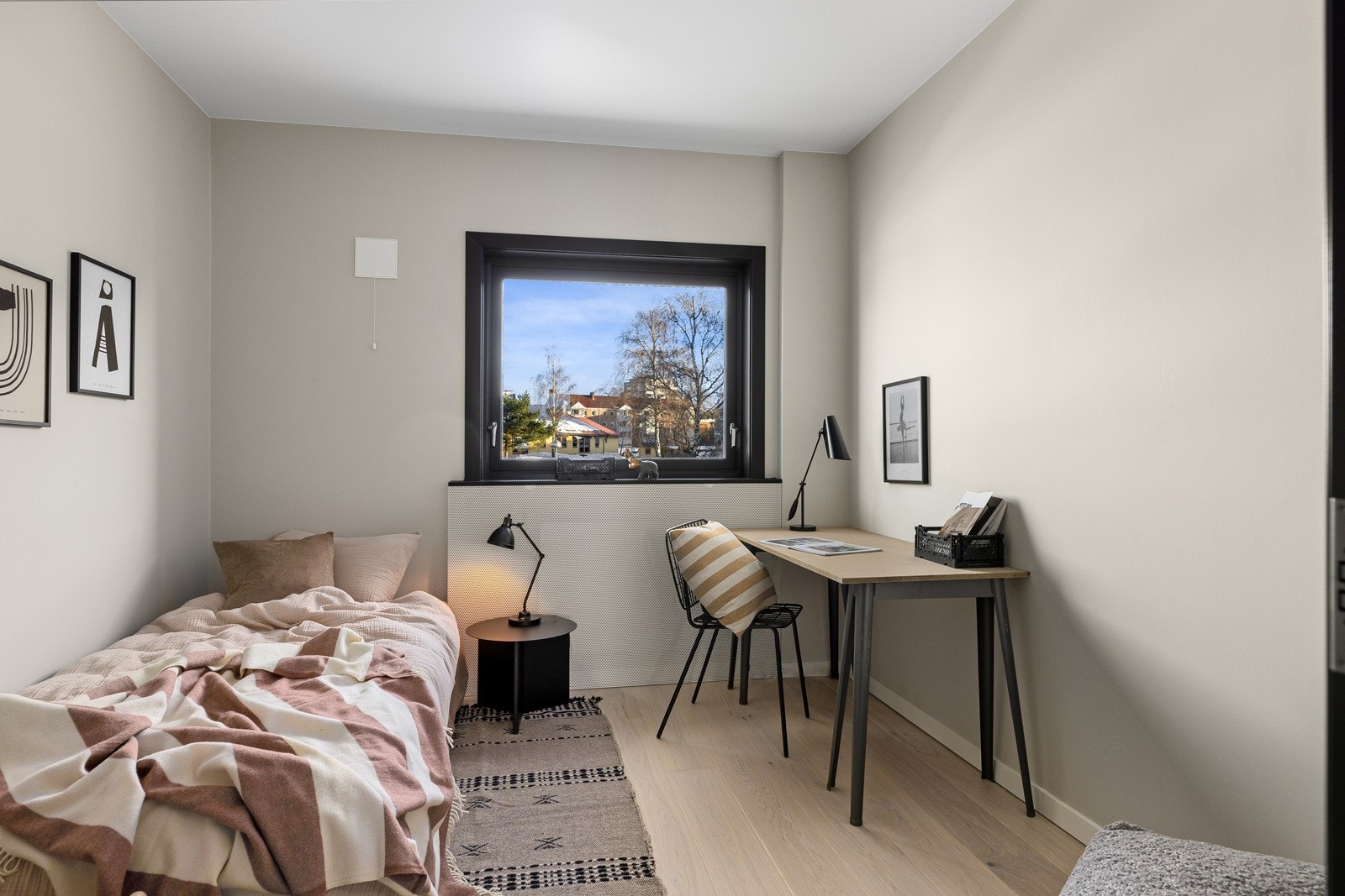 Det andre soverommet har plass til seng med nattbord, skrivebord og garderobeløsning, og egner seg perfekt som barne-/gjesterom/kontor. Galleribilde