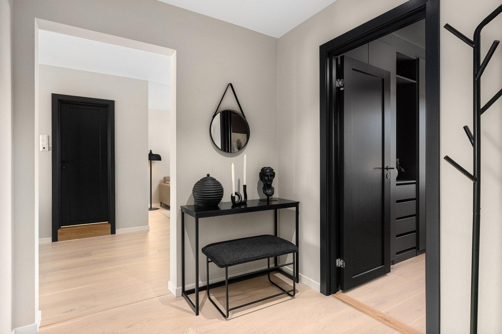 I entréen er det god plass til garderobeskap og møblement for oppbevaring av sko og yttertøy. Galleribilde