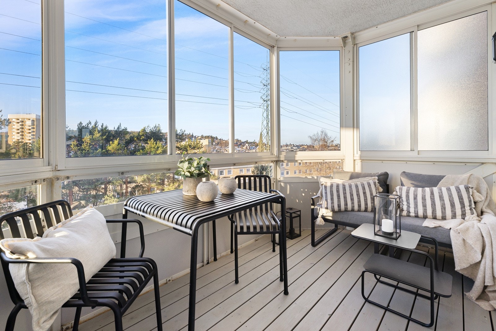 Solrik og sydvestvendt innglasset balkong på ca. 8 kvm med terrassebord på dekke. På balkongen er det plass til både grill og sittegruppe, hvor en har hyggelig utsyn utover grønne fellesarealer og nærområdet. Galleribilde