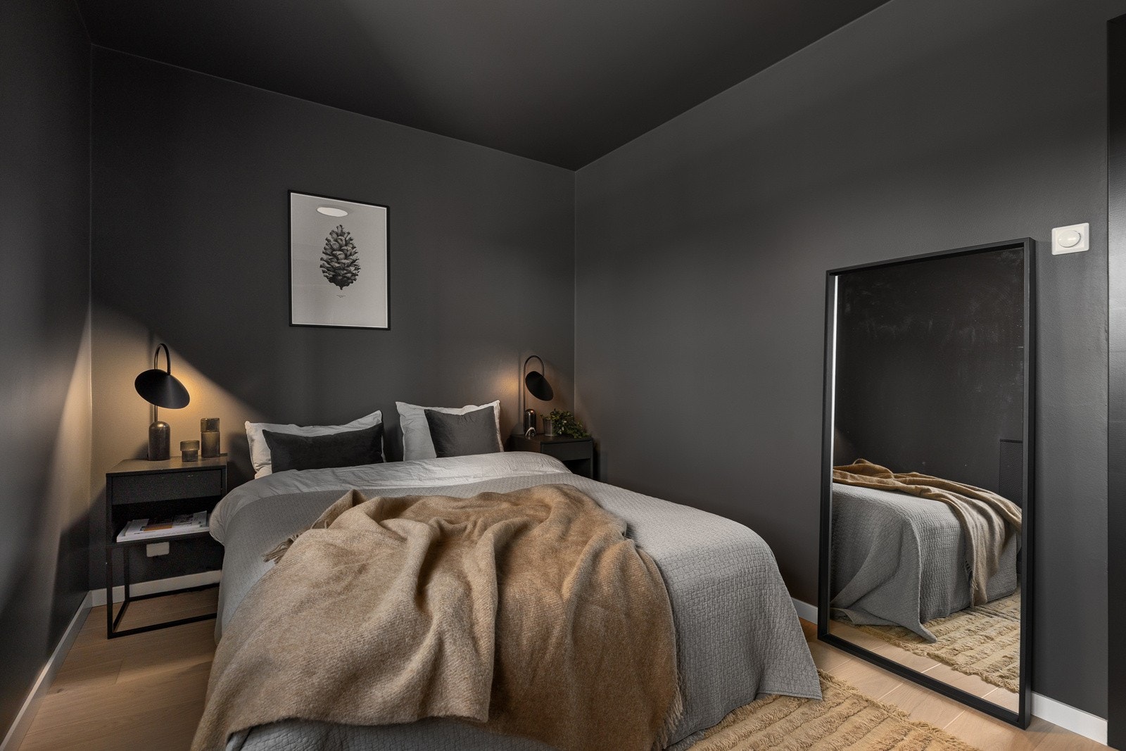 Hovedsoverommet er romslig, og har god plass til dobbeltseng med nattbord på hver side... Galleribilde