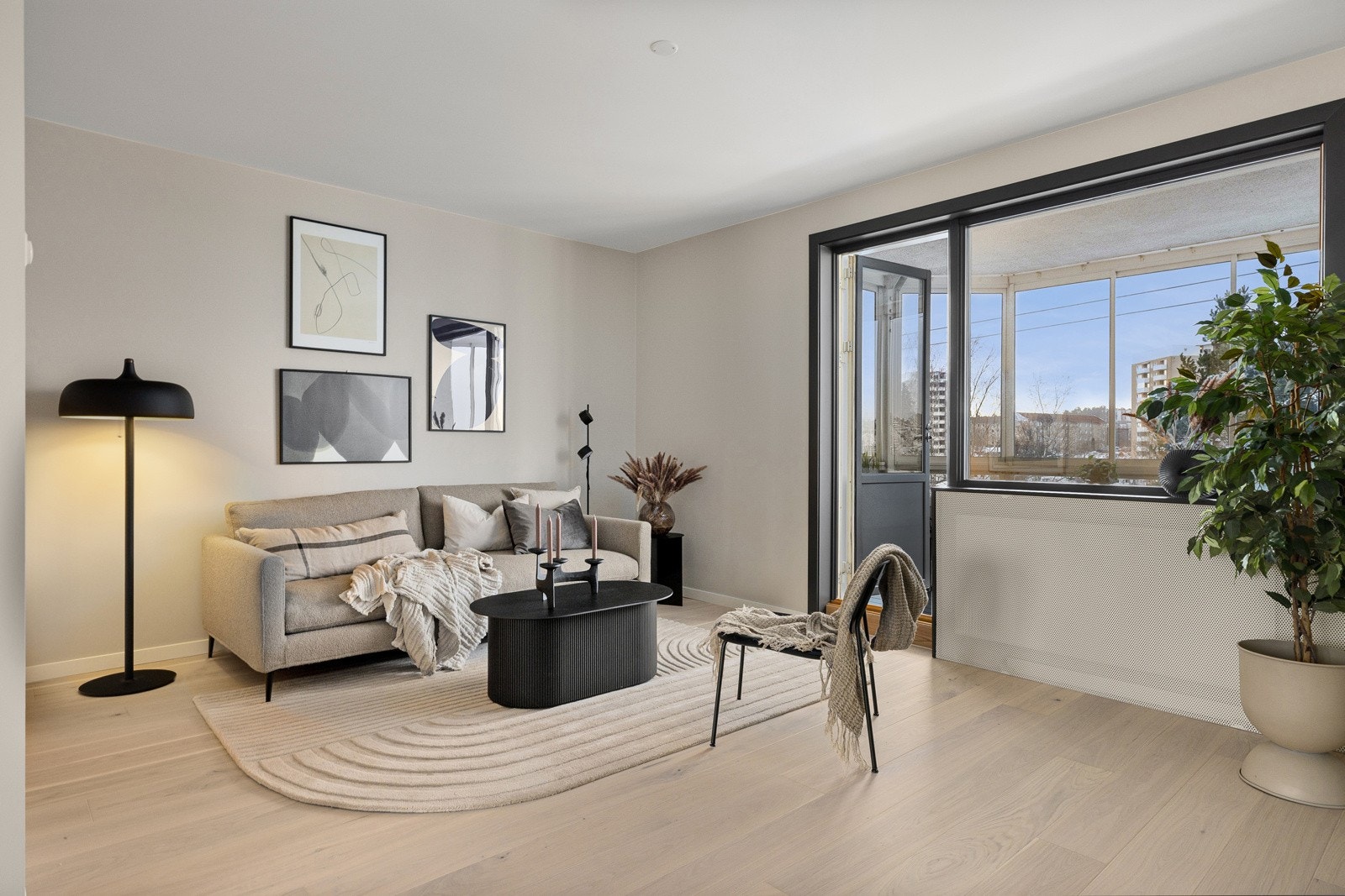 En rålekker og gjennomgående 3-roms andelsleilighet i 2. etasje med en svært god intern beliggenhet i "Gullrekka", innerst i en rolig blindvei på Manglerud! Galleribilde