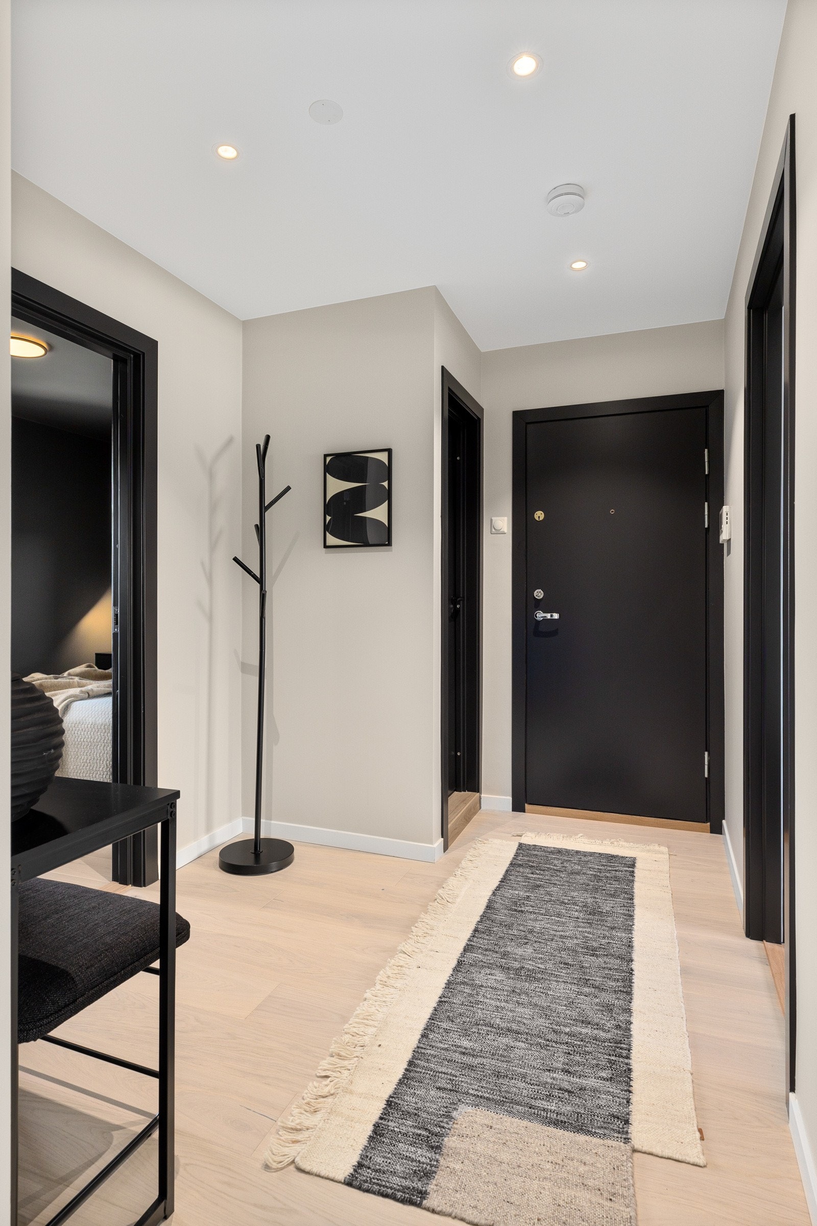 Leiligheten, som ble omfattende oppusset i 2023/2024, ligger i byggets 2. etasje. Her blir man møtt av en svært innbydende entré med énstavs parkett på gulv, moderne fargevalg på vegger og downlights i himling. Galleribilde