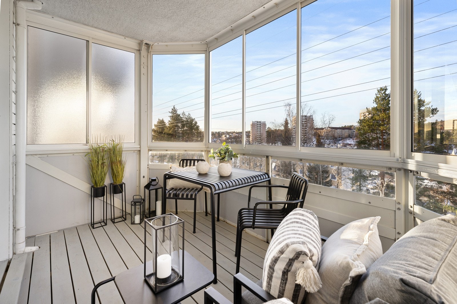 På sommerstid fungerer balkongen som en herlig forlengelse av stuen i sommermånedene, og grunnet innglassingen, blir sesongen forlenget ytterligere. Galleribilde