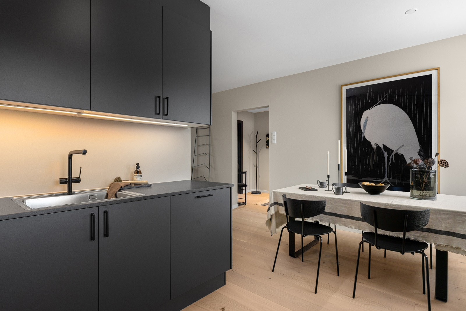 Alle hvitevarene fra 2024 er integrert i innredningen og består av induksjon platetopp med komfyrvakt, stekeovn, og oppvaskmaskin med lekkasjestopper Galleribilde