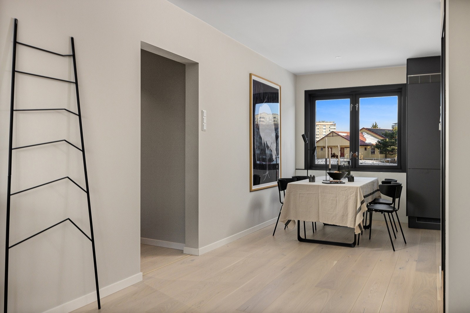 Leiligheten er oppvarmet med sentral bergvarme, og bidrar til lavere strømforbruk. Galleribilde