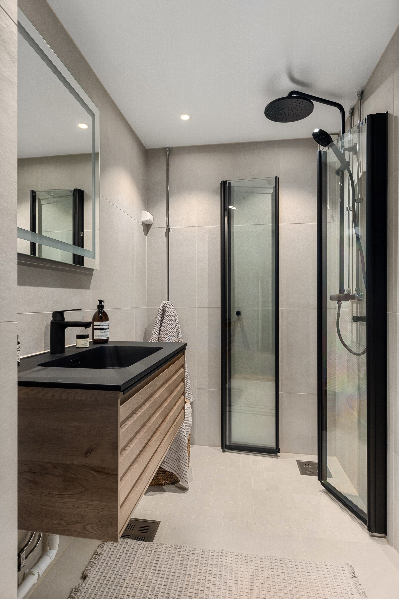 Lekkert bad fra 2010 med opplegg for vaskemaskin og som ble oppgradert i 2024. Galleribilde