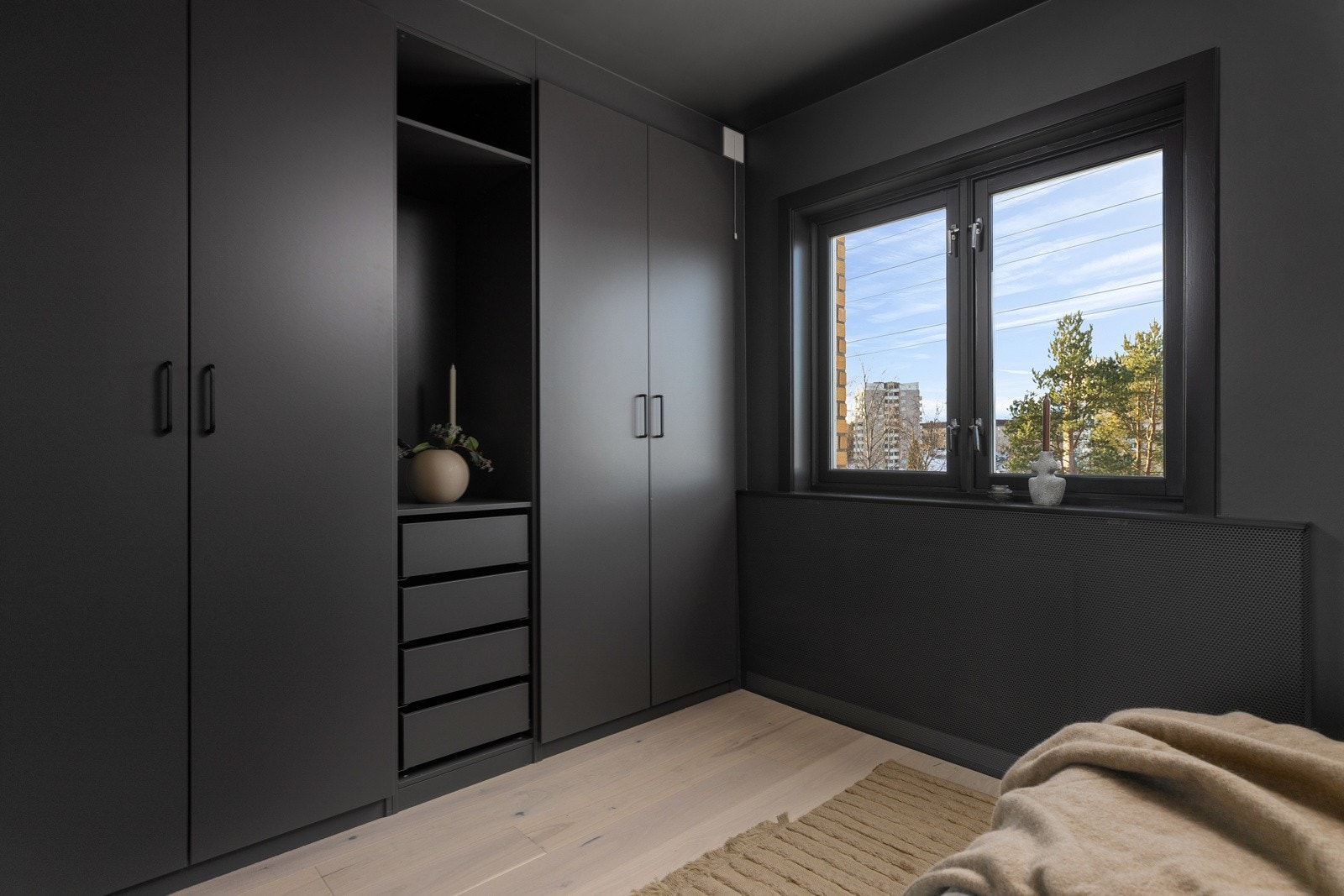 ... i tillegg til den heldekkende garderobeskapsløsningen. Galleribilde